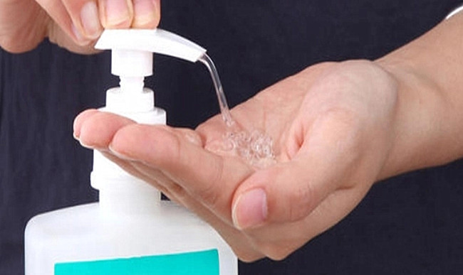A quaternary ammonium salt hand skin disinfectant
